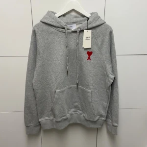 Ami Paris Hoodie - Hejsan, säljer en helt ny Hoodie aldrig tidigare använd. Storlek M. Postar alltid inom 24h efter köpet. Skriv gärna om du har fler frågor.
