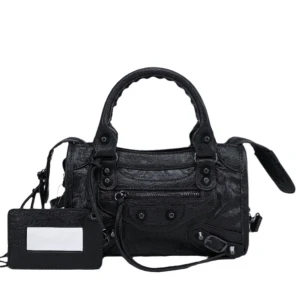 ballenciaga city bag lookalike - använd få gånger och har inga defekter. köptes för 2000kr av en annan tjej här på plick💕