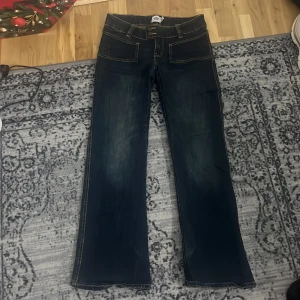 Lager 157, mörkblå bootcut jeans - Mörkblå jeans från lager 157.  Jeansen är Boot cut och har fyra fickor. Kan snackas pris 