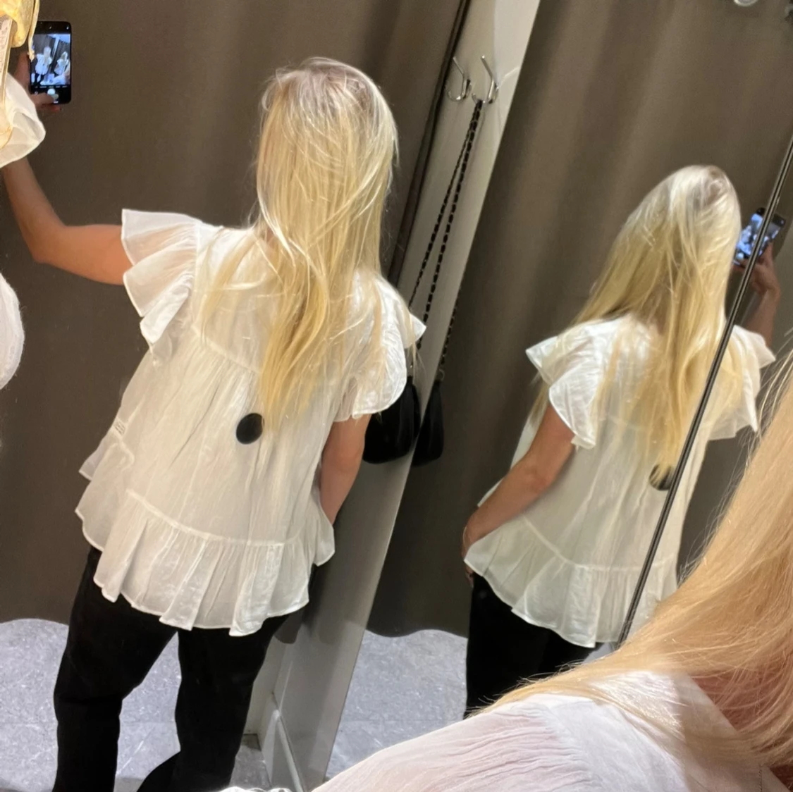 Vit volangblus med kort ärm - 2