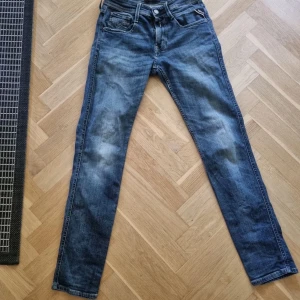 Replay jeans i mörkblå tvätt - Snygga Replay jeans i mörkblå tvätt. Jeansen har raka ben och normal passform, med Replay-logga på myntfickan. Perfekta nu inför höst. Hör av er vid funderingar💯💯