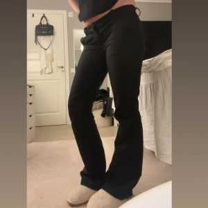 Kostymbyxor  - Säljer ett par svarta kostymbyxor från BikBok i storlek 34. Byxorna är low waist. Är själv 163 cm lång. Skriv om ni har frågor💕
