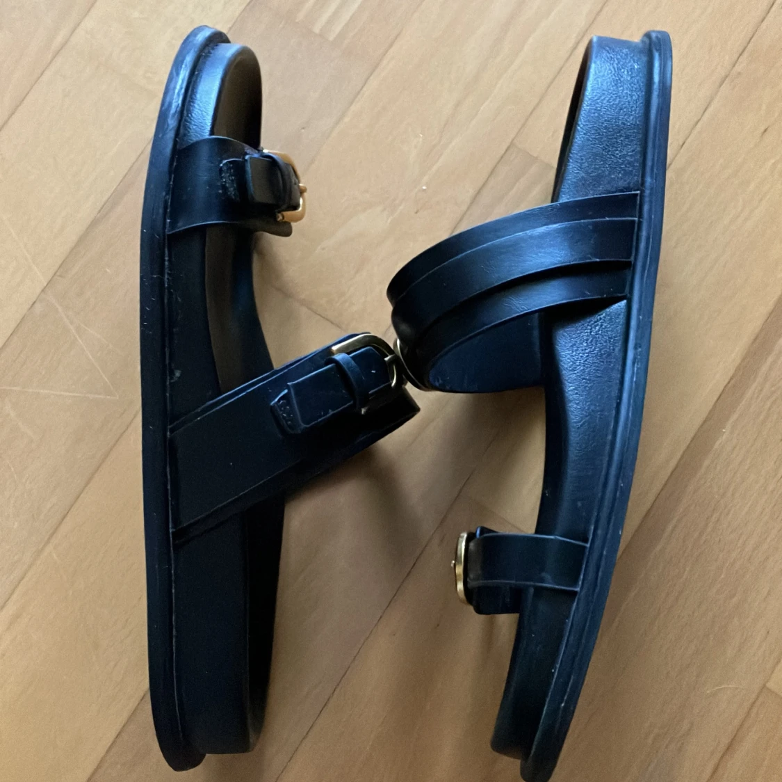 Svarta sandaler med spännen från Zara - 2