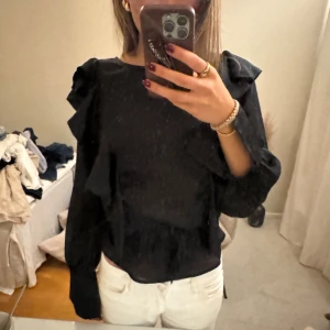 Blus  - Säljer blus med volanger🤎🤎