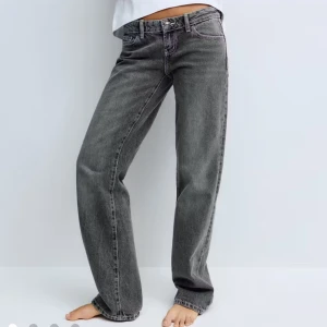 Trendiga jeans  - Trendiga gråa jeans från Gina! Modellen ”Scandinavium low straight” i storlek 36, motsvarande S, prislapp kvar, bara testade, glömde lämna tillbaka i tid så därför säljer jag dem, vill bli av med dom så kan tänka mig gå ner i pris också! 