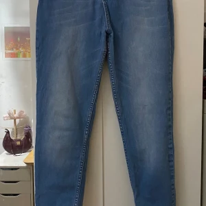 Blå jeans från NA-KD, storlek 36 - Jeans som jag har använt och som ni ser på bilden i bakgrunden på fickorna så har den gått den lite sönder, men annars så syns det inte riktigt mycket!💕 Om ni har frågor meddela mig gärna! 💕