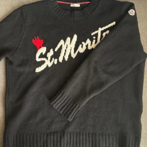 Sällsynt Moncler Sweatshirt  - Riktigt fet Moncler sweatshirt, den har Scan både på insidan och märket. Det är stickad så riktigt fet inför vinter och under vinter. Sitter perfekt. Såklart äkta! 