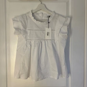 Blus Meet Me There - Helt ny superfin vit blus med volang från Meet Me There. Storlek XXS/XS💕