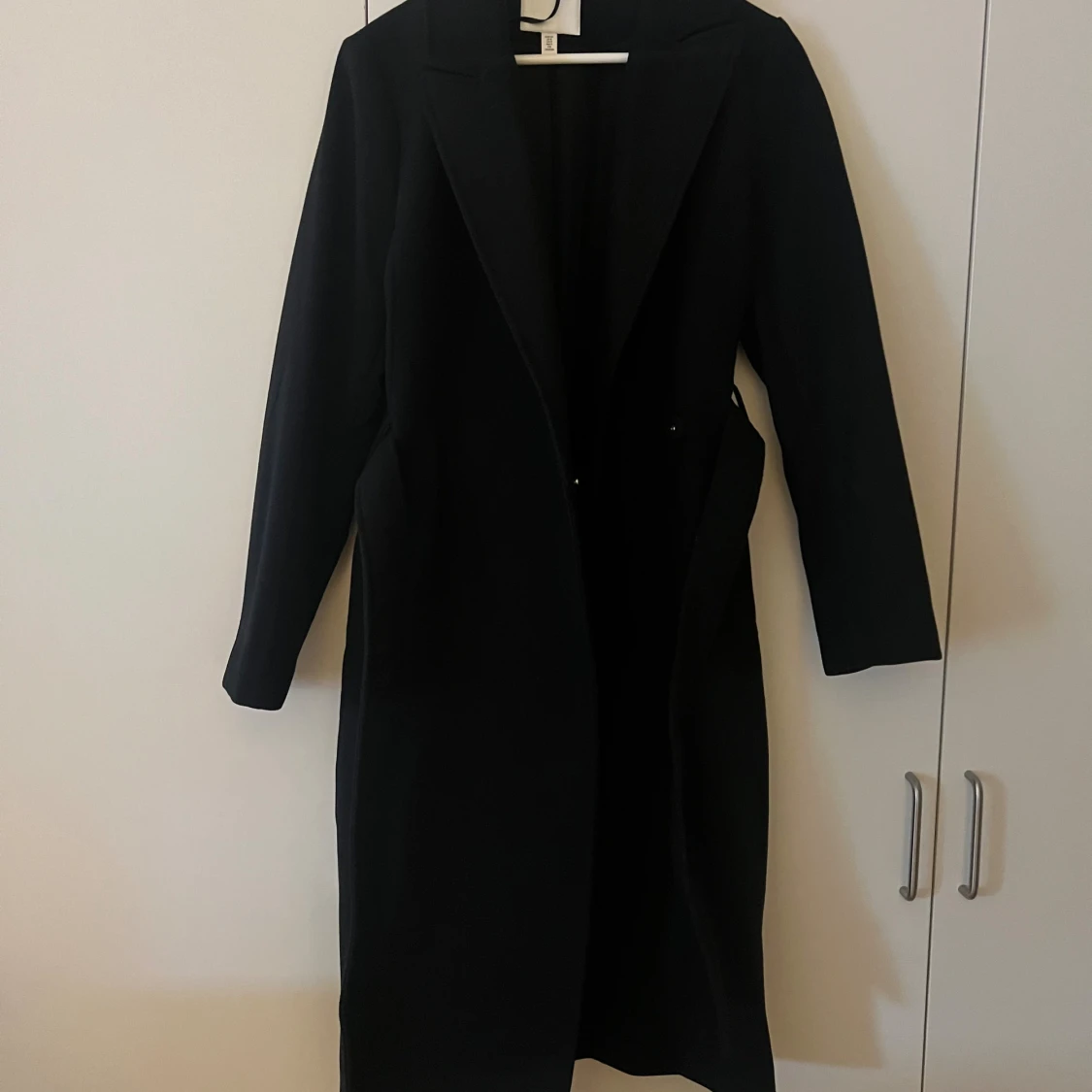 Svart kappa med bälte från H&M - 1