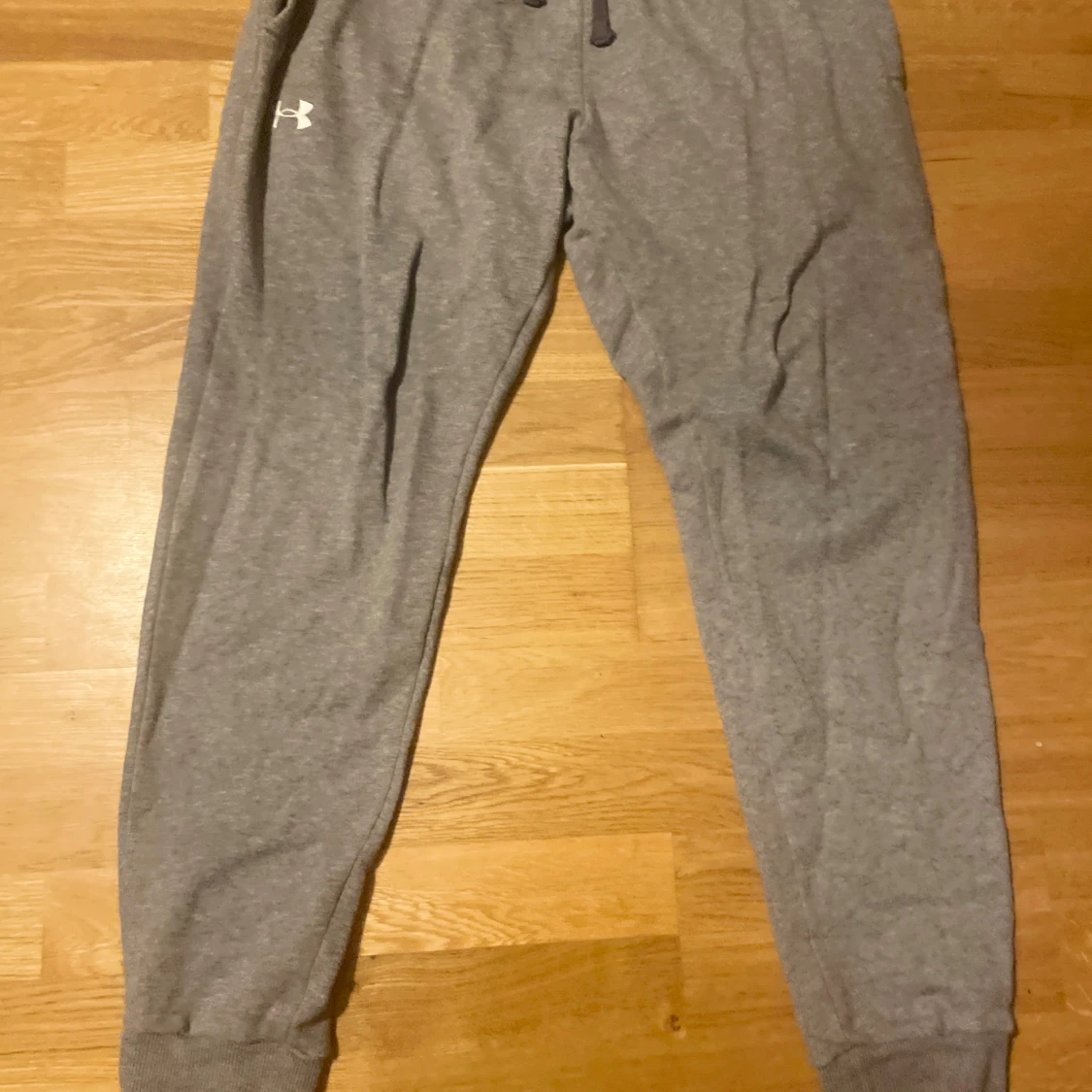 Grå mjukisbyxor från Under Armour - 2