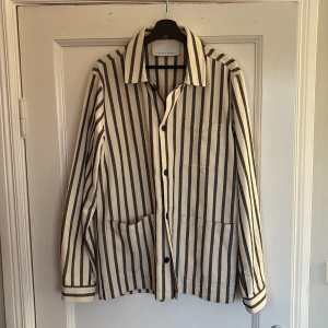 Randig Overshirt från Casual Friday - Randig Overshirt från Casual Friday.                         Använd ett fåtal gånger.                                             Passar perfekt till någon runt 190.                       Hör av er för mer information/bilder.