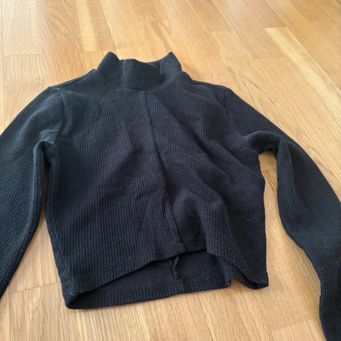 Svart ribbad polotröja från Bershka