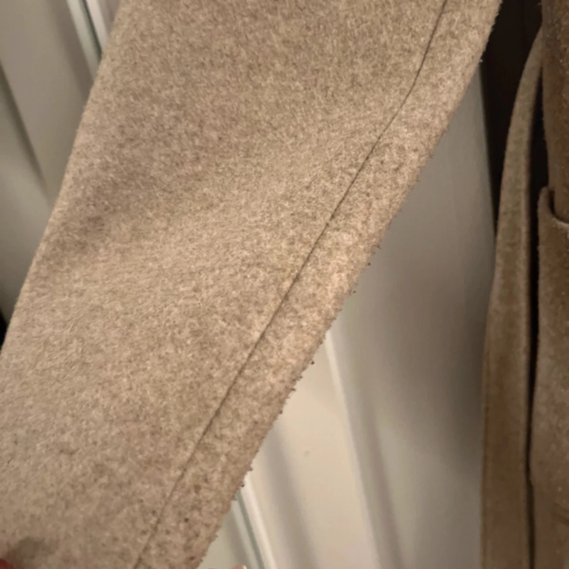 Beige kappa med bälte och stora fickor - 3