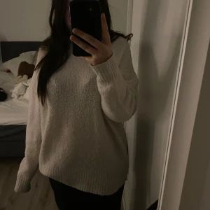 Stickad oversized tröja vit - Mysig stickad vit tröja från Lager 157. Säljer eftersom att den inte kommer till användning. Tröjan är i bra skick och i storlek L. ❣️