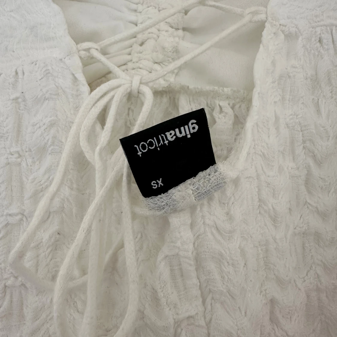 Vit blus med puffärm och snörning - 4