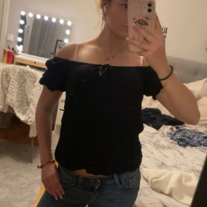 svart topp - skitsnygg svart topp passar perfekt till alla underdelar!!🥰🥰