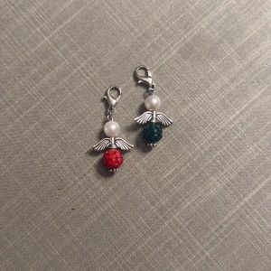 Lyckoänglar  - Jätttefina Lyckoänglar som är hemmagjorda. En röd och en grön. Passar perfekt till julen. 30kr för båda två.