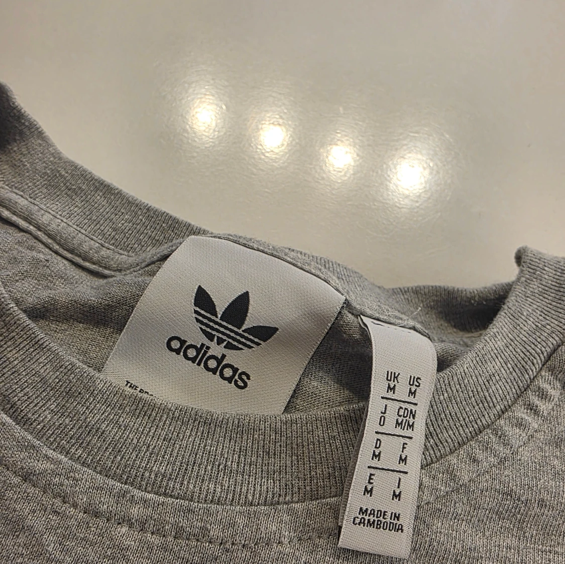 Grå Adidas t-shirt med vita ränder - 4