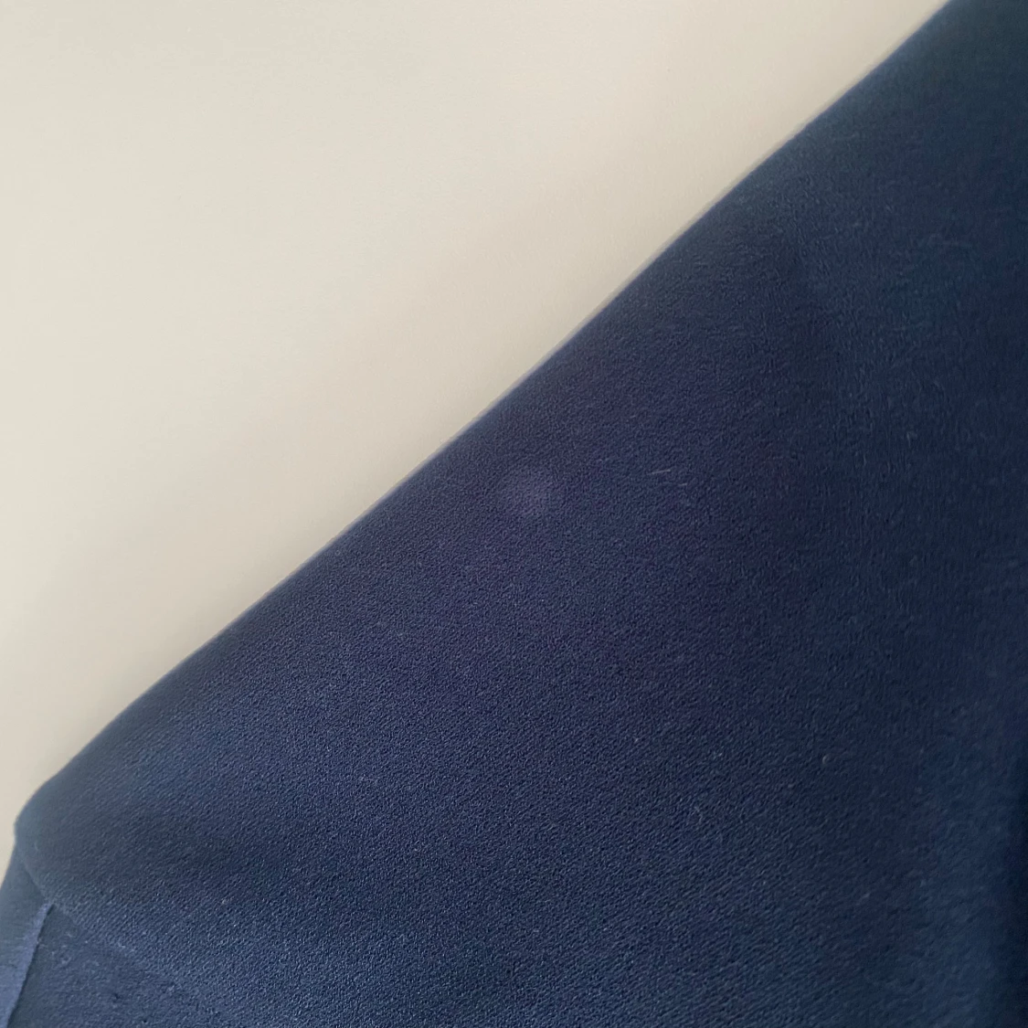 Mörkblå blus med öppning i ryggen från H&M - 4