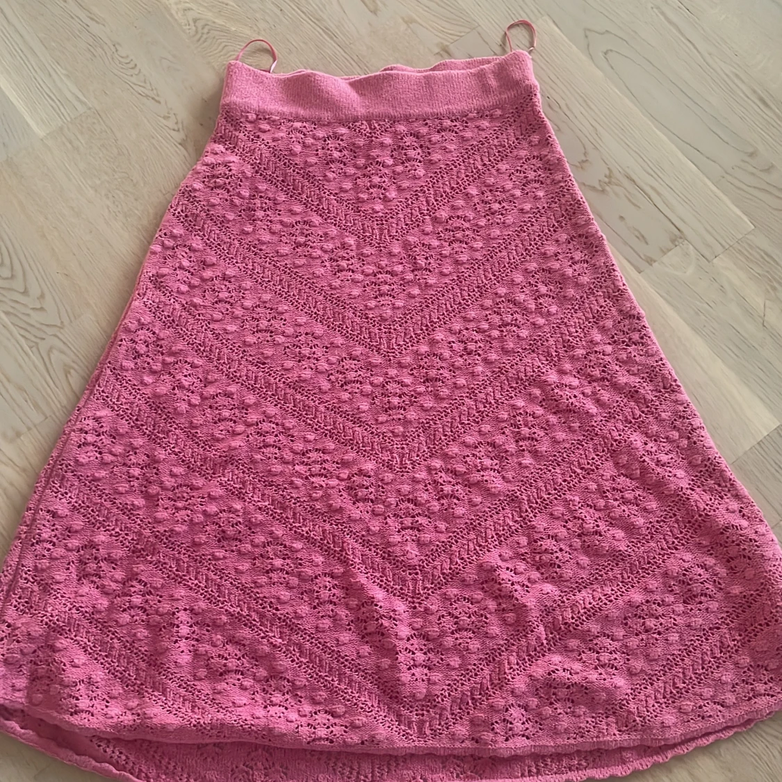 Rosa stickad långkjol från Indiska