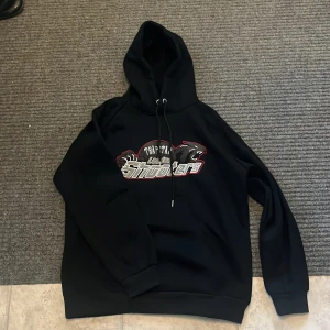 Trapstar shooters hoodie  - Hej säljer den här för jag kunde inte ha den, helt oanvänd, lappen är kvar.