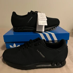La Trainer - Säljer dessa helt nya Triple Black La Trainers. Taggsen sitter kvar på skorna och givetvis följer boxen med. (Passar storlek 42) Dessa säljs inte längre av adidas och är slutsålda överallt men här är en möjlighet att få tag på skorna🙌🙌