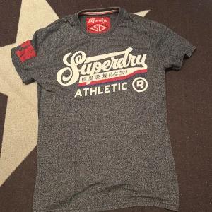 Superdry Vinted T-shirt  - Vinted superdry t-shirt i storlek small men passar på mig som är 188cm