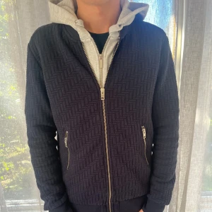 Cardigan från J.lindeberg - .En stilren cardigan/ kofta i färgen mörblå🔵Den är i mycket bra skick 9/10⭐️ Storleken är S. Nypris: 1800kr💸.  Skriv för mer info✅
