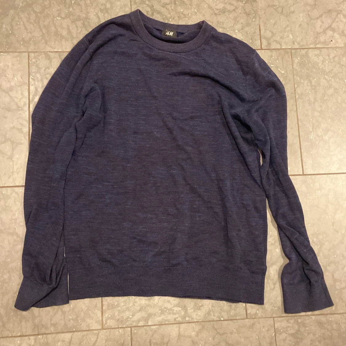 Mörkblå stickad tröja från H&M