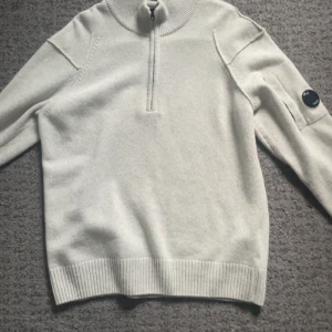 Cp company stickad halfzip - Säljer denna extremt feta cp company half zipen eftersom den bara hänger i garderoben, ny priset på denna är runt 3000 men eftersom den inte kommer till användning så säljer jag den för ett billigt o bra pris. Vid några funderingar hör av er till mig innan köp!