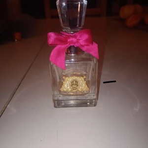 juicy couture parfym - Viva la juicy parfym, Cirka 15 ml kvar av flaskan. Det är en 30 ml flaska i bra skick. Ordinarie pris är 699 kr och priset kan diskuteras vid snabb affär. Säljer då den inte passade mig. Om du gillar starka dofter är detta jätte bra för dig