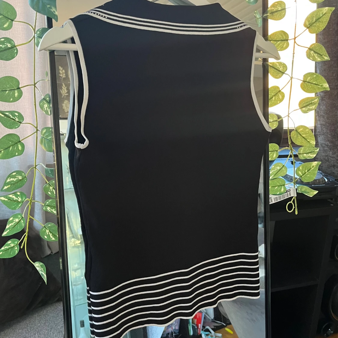 Svart ärmlös topp med krage från Diva - 1