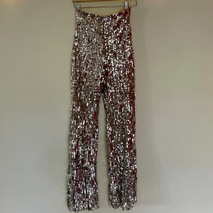 Glittriga paljettbyxor i silver från Zara - Paljettbyxor. Hög midja och raka ben. 