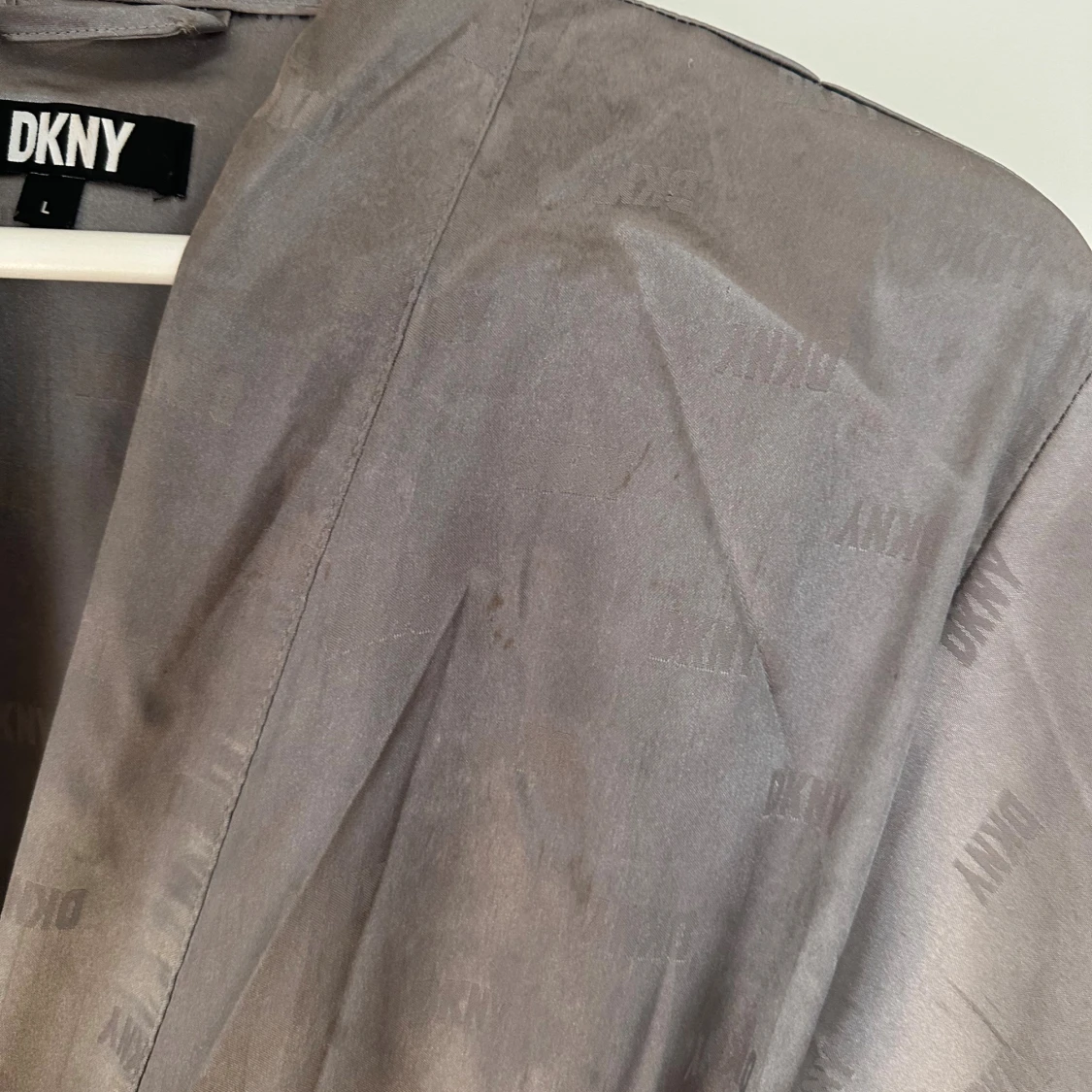 Grå lång satin morgonrock från DKNY - 3