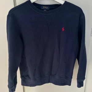 Ralph lauren sweatshirt marinblå. - Jag köpte denna på kids brand store så därför det står storlek M 10-12 år. Jag kan iallafall ha den som har xs vanligtvis ibland S. Den är som ni ser på sista bilden lite kort i armarna.😊