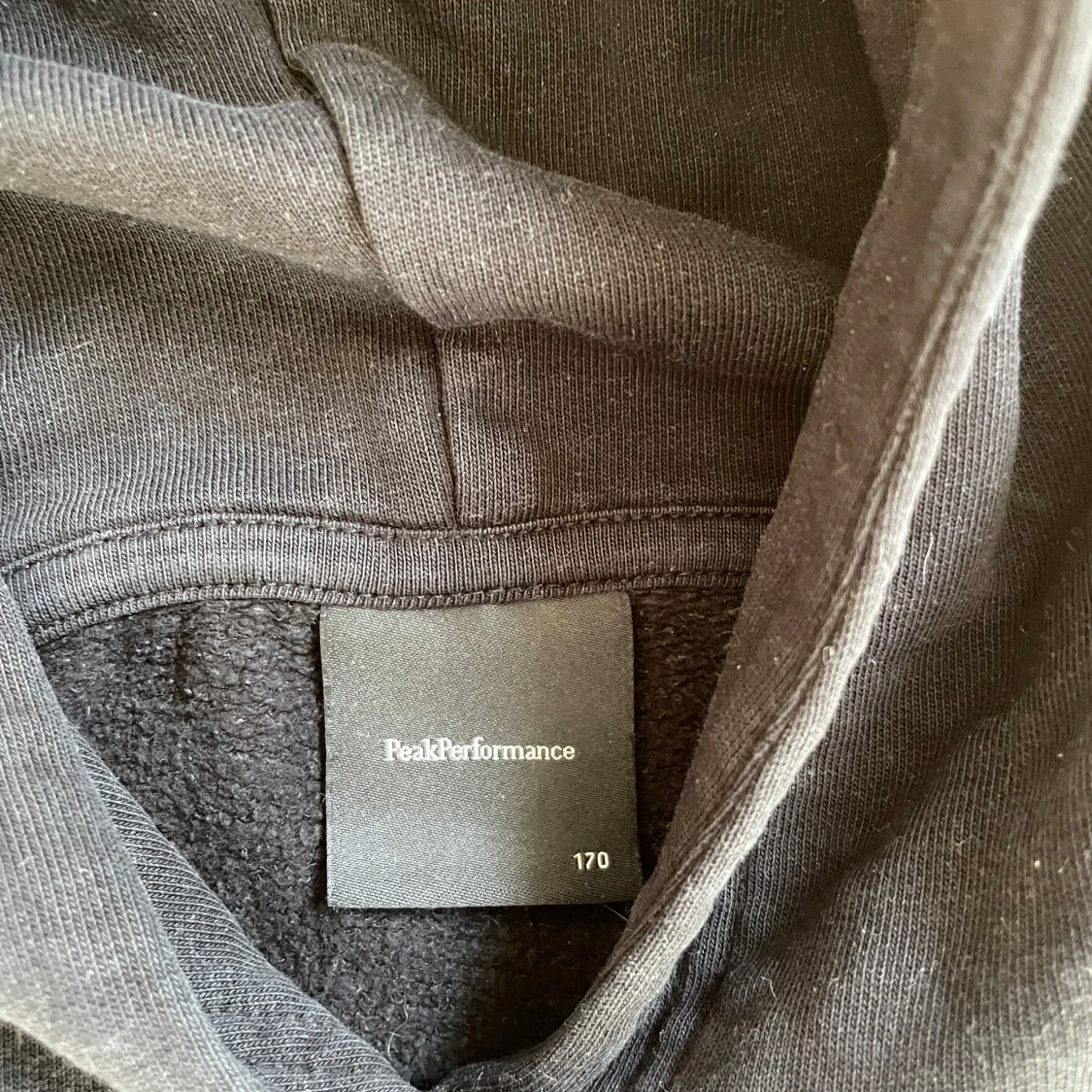 Svart hoodie från Peak Performance - 1