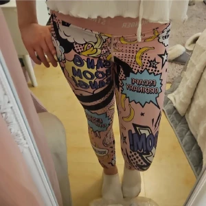 Gulliga och fina rosa Stronger leggings - Jag säljer ett par jättefina rosa träningstights från stronger! I bra skick, endast använda ett fåtal gånger och för bra pris. Väldigt stretchiga och väldigt sköna. Tvättade och helt rena, ingen större skada eller slitage. Nypris runt 600-700 kr. Mycket bra pris!