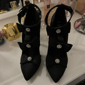 Klackskor - Svarta klackar från VOX, skitsnygga men lite små för mig därav säljer jag dem. Som man ser på sista bilden så lossnar det lite material från remmen men det är endast på insidan så inget som syns när dem är på!