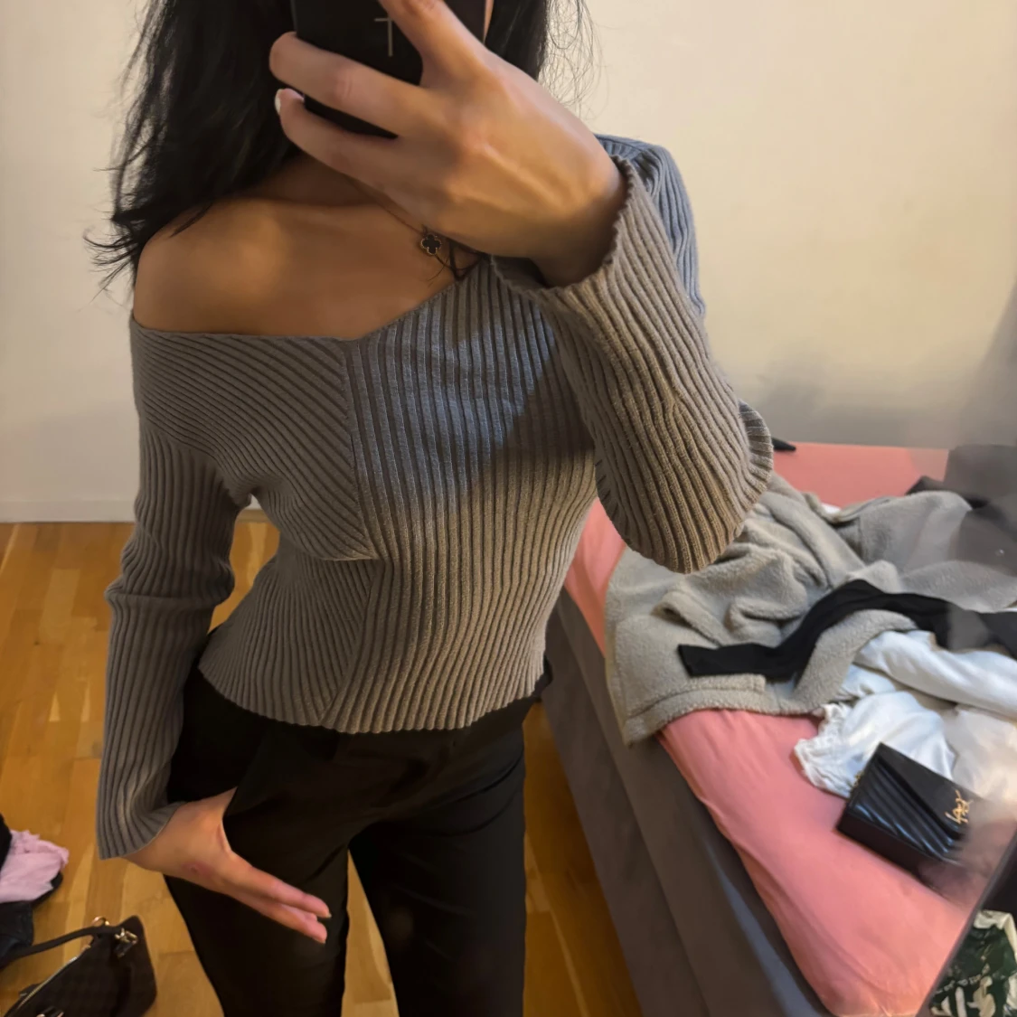 Grå ribbad offshoulder stickad topp - 1