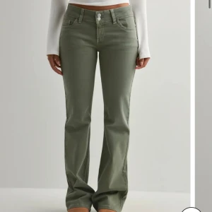 Olivgröna bootcut byxor - Säljer mina fina jeans från Nelly då de inte kommer till användning, använda en gång. Passformen är toppen och lite stretchig. Första bilderna är lånade.