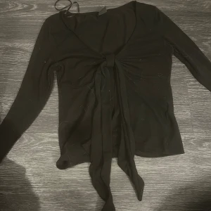 Gina tröja  - Svart Gina tröja som man kan knyta 