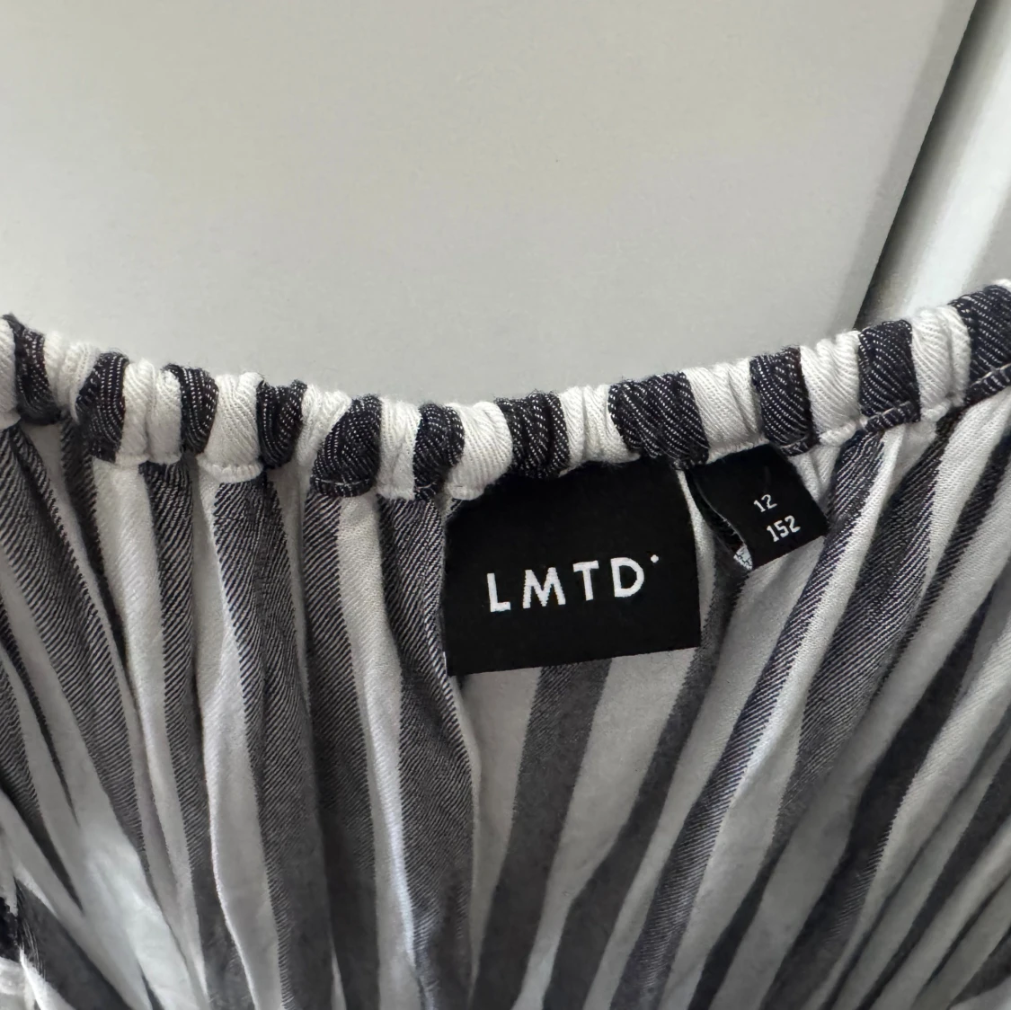 Randig offshoulder klänning från LMTD - 2