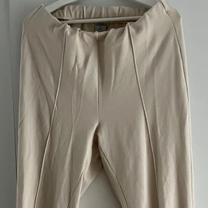 Finbyxor creme - Säljer dessa cremefärgade finbyxor i mjukt tyg och med raka ben. Använda men i bra skick.
