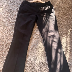 Kostym byxor från bikbok 💕 - Jag säljer dom här jätte jätte fina kostym byxorna som jag köpte för lite mer än ett år sen! Jag är 160 lång så dom är lite för långa ner till som man ser längst ner vid byxorna, passar dig som är 165/170 cm lång 💕jag säljer dom här för att jag helt enkelt inte använder dom längre. Dom har lite trasiga längst ner därför sänker jag priset.