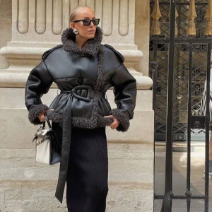 ADOORE jacka - Säljer denna supersnygga jackan från Adoore, jackan är endast använd fåtal gånger💓