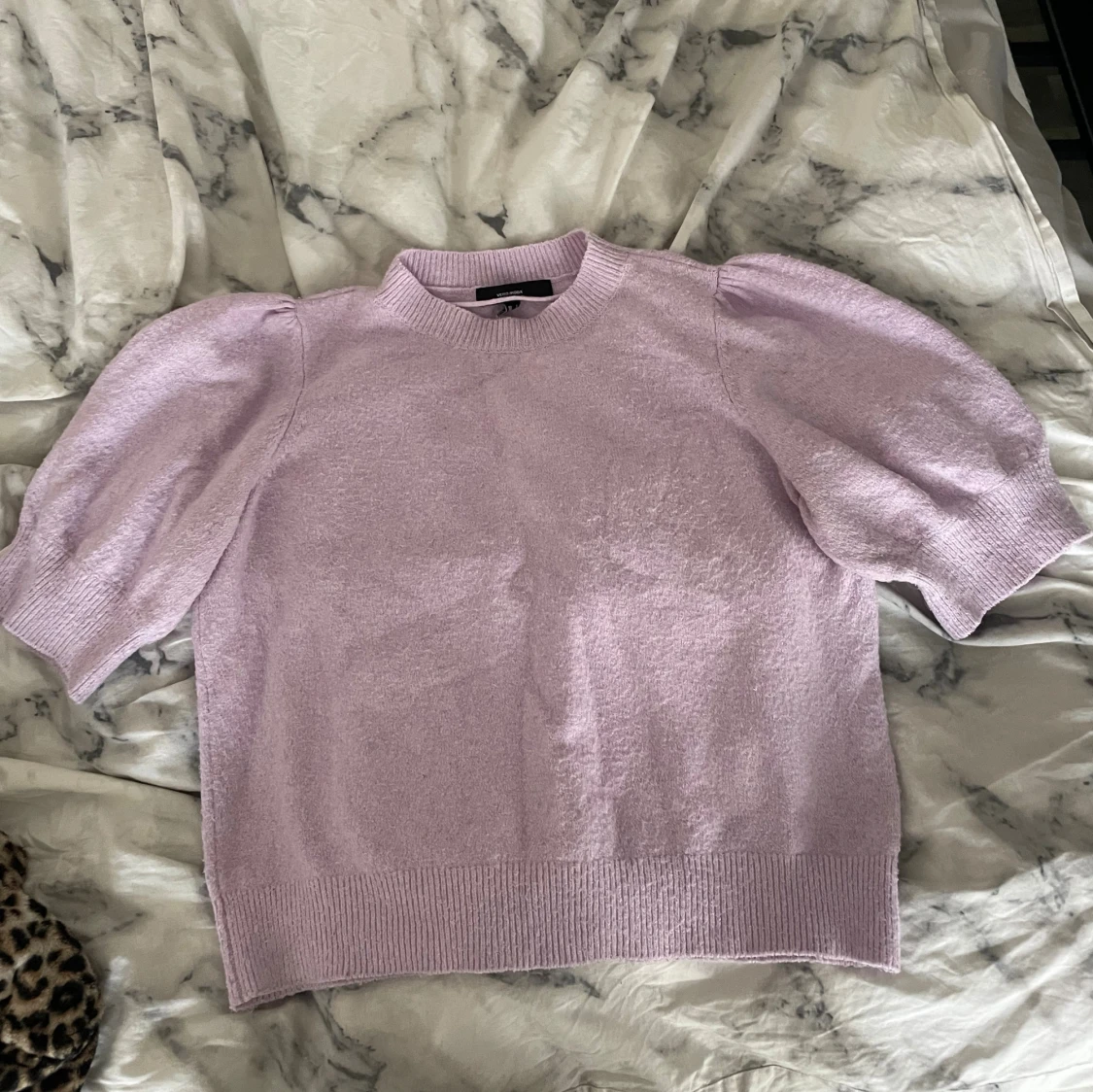 Ljuslila stickad topp med puffärm
