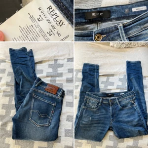 Replay anbass jeans - Otroligt feta Replay Anbass jeans i mörkblå färg. Jeansen är storlek W32 och L34. Dom är använda ett fåtal gånger och är därför i nyskick. Nypris 1800, mitt pris 400