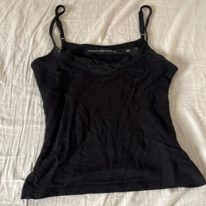 Svart linnetopp  - Svart linnetopp från New Yorker i storlek XS. Tunt material med smala axelband och snygg spetskant vid ringningen. Perfekt till allt, speciellt sommaren😇😇😇🤗❤️ kontakta för frågor