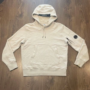 Cp company hoodie - Hoodien är frlfri, nypris: 2000-2500kr