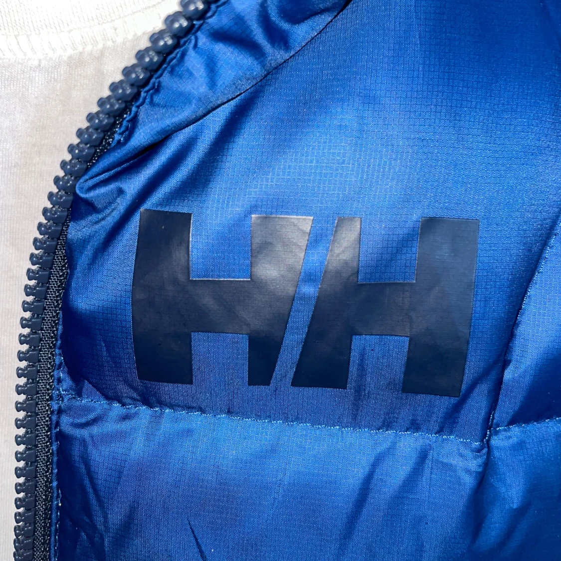 Blå dunväst från Helly Hansen - 1